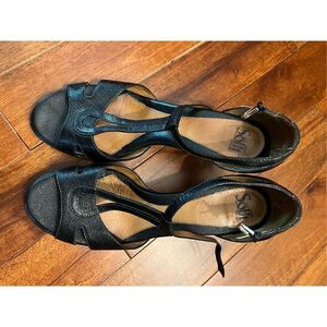 Sofft black strappy heeled sandals size 12